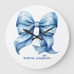 Trendige blaue Schleife personalisiert mit Namensm Große Wanduhr