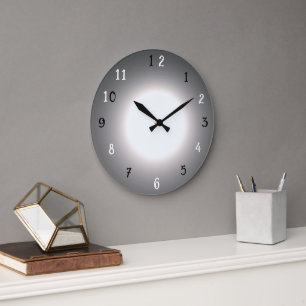 Trendige dramatische silbergraue schwarze Uhr