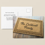Trendige Familienname an der Vordertür, benutzerde Postkarte<br><div class="desc">Dieser niedliche Adressenwechsel mit Postkarte ist mit einer Begrüßungstafel ausgestattet, die Ihren personalisierten Familiennamen auf der Vorderseite trägt. Unsere Familie ist auf eine neue Zuhause umgezogen, bitte aktualisieren Sie Ihr Adressbuch. Füllen Sie einfach die Rückseite dieser beweglichen Postkarten mit Ihren persönlichen Informationen aus, um sie an Ihre Freunde und Familie...</div>