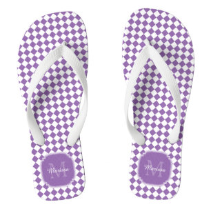 Trendige helllila karierte monogrammierte Name Flip Flops