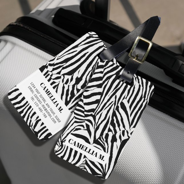 Trendige Schwarz-weiße Zebra-Skin-Muster kundenspe Gepäckanhänger (The trendy zebra luggaga tag design in black and white is a never-get-old trend. )
