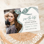 Trendiger grüner Schleifenfoto-Abschluss Save The Date<br><div class="desc">Verleihen Sie Ihrer Abschlussfeier mit unseren schicken und trendigen Save-the-Date-Karten für den Abschluss einen besonderen Touch. Mit einem raffinierten grünen Wasserfarbenschleifenband, das zu einem Bogen gebunden ist, und Ihrem Lieblingsfoto verbinden diese Einladungen stilvoll Eleganz und Raffinesse. Unsere einfach zu bedienende Personalisierungsfunktion macht es ein Vergnügen, Ihre Lieben einzuladen. Darüber hinaus...</div>