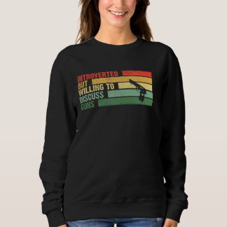 Trendiger Introvertierter, aber bereit, über Waffe Sweatshirt