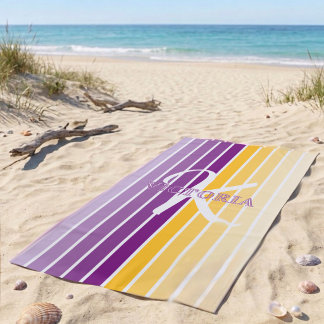 Trendiger lila und gelber gestreifter Monogramm-Na Strandtuch