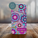 Trendiger Retro-Muster-individuelle Name Case-Mate iPhone Hülle<br><div class="desc">Ein gewagtes, blumengeschmücktes Design mit farbenfrohen Farbtönen in lila und aqua-farbigen Farbtönen, mit einem unterhaltsamen Farbblock, um Ihren Namen oder jeden Text hinzuzufügen. Die verrückte Blume hat eine Vielzahl von Farben. Sie können einen Namen, ein Monogramm oder einen anderen benutzerdefinierten Text hinzufügen. Wenn Sie die Kunst verschieben möchten, klicken Sie...</div>