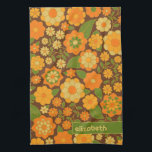 Trendiger Retro-Muster-Individuelle Name Geschirrtuch<br><div class="desc">Ein gewagtes, blumengeschmücktes Design mit farbenfrohen Farbtönen wie Gold, Orange und Grün, mit einem unterhaltsamen Farbblock, um Ihren Namen oder jeden Text hinzuzufügen. Die verrückte Blume hat eine Vielzahl von Farben. Sie können einen Namen, ein Monogramm oder einen anderen benutzerdefinierten Text hinzufügen. Wenn Sie die Kunst verschieben möchten, klicken Sie...</div>