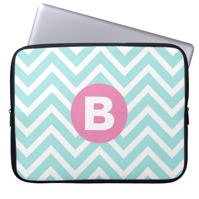 Trendiges Hellblau Chevron Rosa Monogramm Laptopschutzhülle (Vorderseite)