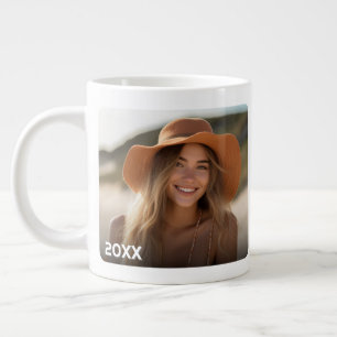 Trendiges minimales Fotodesign mit Jahr Jumbo-Tasse