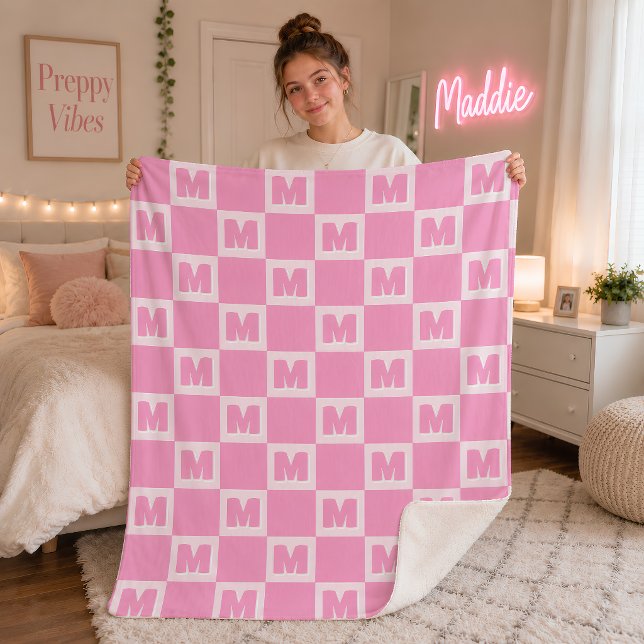 Trendiges rosa Monogramm kariertes Initial  Sherpadecke (Von Creator hochgeladen)