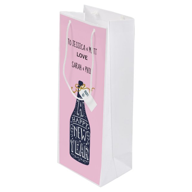 Trendrosa Neue Jahrtypografie Flasche Kunst Geschenktüte Für Weinflaschen (Vorderseite Schrägansicht)