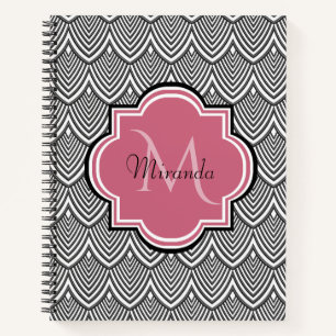 Trendschwarz angestrichene Scallops Pink Monogram Notizbuch