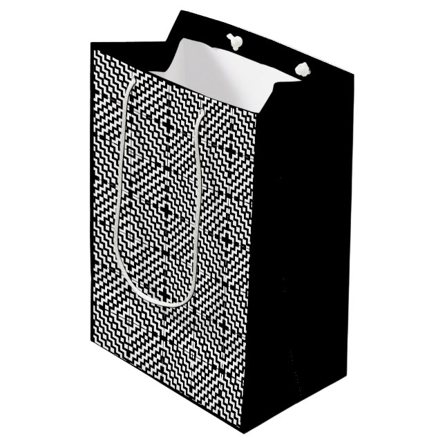 Trendschwarz-weiß-aztec Design-Geschenktasche Mittlere Geschenktüte (Vorderseite Schrägansicht)