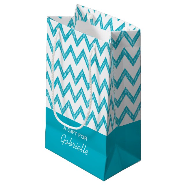 Trendstift Türkis Zickzack Zigzags mit Namen Kleine Geschenktüte (Vorderseite Schrägansicht)