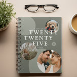 Trendy Abstrakt Foto Collage 2025 Planer<br><div class="desc">Erstellen Sie Ihren eigenen personalisierten Planer für 2025. Design bietet eine abstrakte Collage aus Foto mit 3 Bildern Ihrer Wahl,  kreisförmigen Formen,  dem Jahr in Schrift und Name.</div>