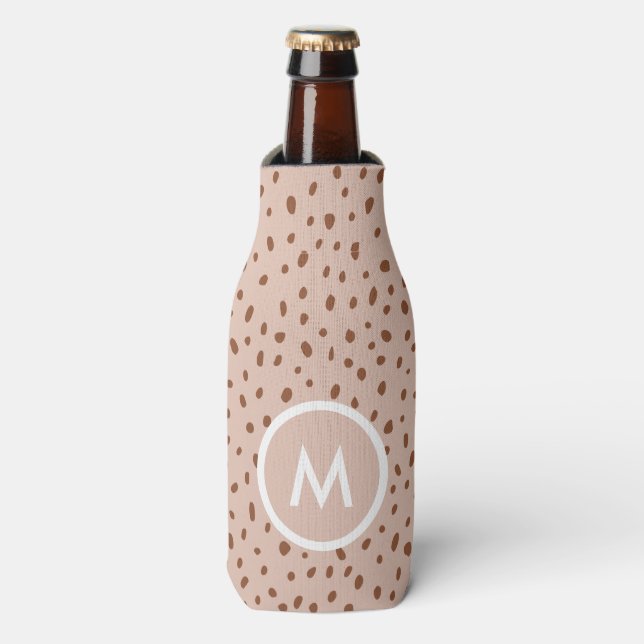 Trendy Beige Monogram mit Terracotta Boho Brown Flaschenkühler (Flaschenvorderseite)