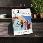 Trendy Bestie Quote Foto Personalisierte BESTE FRE Fotoplatte<br><div class="desc">Moderne Freundschafts-Foto-Plakette mit dem Titel 'Bestie' in elegantem Kalligrafieschrift-Text, ein schönes Freundschaftszitat, das lautet: 'Ich bin vielleicht nicht immer bei dir, aber ich werde immer für dich da sein', das individuell angepasst werden kann, ein Foto von dir und deine BESTE FREUNDIN auf weißem Hintergrund mit zackiger Randüberlagerung und deinen Namen....</div>
