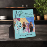 Trendy Bestie Quote Foto Personalisierte BESTE FRE Fotoplatte<br><div class="desc">Moderne Freundschafts-Foto-Plakette mit dem Titel 'Bestie' in elegantem Kalligrafieschrift-Text, ein schönes Freundschaftszitat, das lautet: 'Ich bin vielleicht nicht immer bei dir, aber ich werde immer für dich da sein', das individuell angepasst werden kann, ein Foto von dir und deine BESTE FREUNDIN auf blauem Hintergrund mit zackiger Randüberlagerung und deinen Namen....</div>