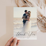 trendy Black Script Hochzeit Foto danke<br><div class="desc">Die moderne Schrift schwarz und ein schönes Foto der Neuvermählten,  das Bild und der Text können personalisiert werden.</div>