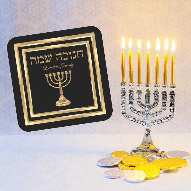 Trendy Black und Gold Menorah Hebrew Hanukkah Quadratischer Aufkleber (Von Creator hochgeladen)