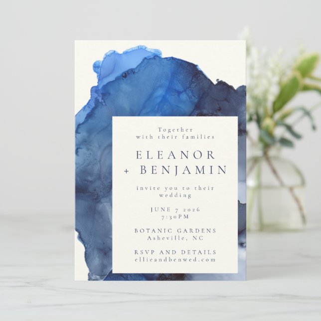 Trendy Blue Abstrakt Watercolor Splash Wedding Einladung (Stehend Vorderseite)