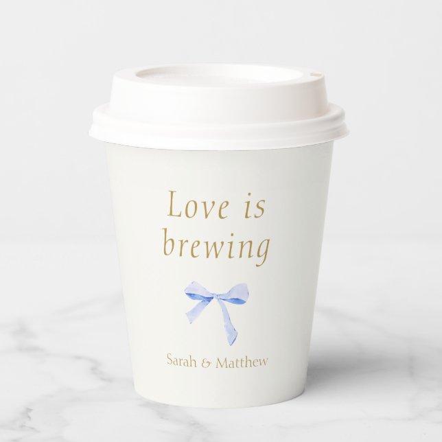 Trendy Blue Ribbon | Liebe ist Brauen Pappbecher (Vorderseite)