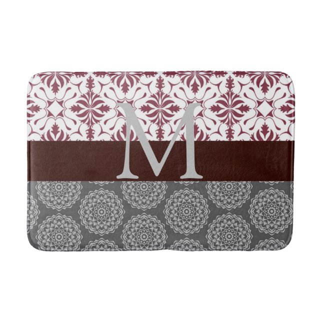Trendy Burgundy und Gray Damask Monogram Badematte (Vorderseite)