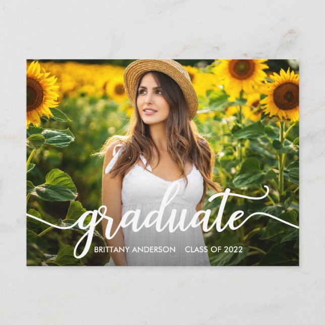 Trendy Calligraphy Abschluss Announcement Foto Postkarte (Vorderseite)