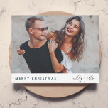 Trendy Christmas | Modernes, stilvolles Couple-Fot Feiertagskarte<br><div class="desc">Eine stilvolle Foto-Grußkarte mit moderner Typografie "Frohe Weihnachten" in Rot und handgeschriebener Schrift für den bzw. die Paarnamen auf einem schlichten, minimalistisch-weißen Hintergrund mit dunkelwaldgrün auf der Rückseite. Foto, Name und Gruß lassen sich einfach für eine persönliche Touch anpassen. Ein einfaches, minimalistisches und zeitgenössisches Weihnachtsdesign, das sich in dieser Urlaubssaison...</div>