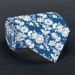 Trendy Classic Blue Floral Trauzeugen Wedding Krawatte<br><div class="desc">Dieser Dapper-Trauzeuge-Krawatte zeichnet sich durch ein weißes Blumenmuster auf einem angesagten,  klassisch blauen Hintergrund aus.</div>