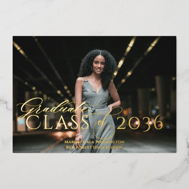 Trendy Elegant Classic Script Foto Abschluss Folieneinladung (Vorderseite)