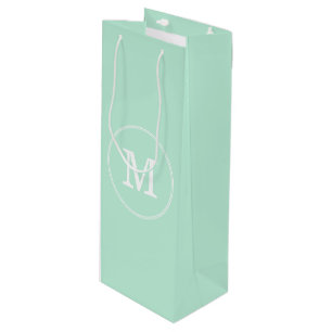 Trendy Elegant Mint Green Template White Monogram Geschenktüte Für Weinflaschen