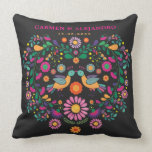 Trendy Fiesta-mexikanisches Kissen<br><div class="desc">Dieses schöne Kissen kennzeichnet wunderliches u. verwickeltes mexikanisches Blumenmuster im heißen Rosa, lila, Orange, Grünes, Gelbes und im Türkis. Personifizieren Sie das Kissen mit den Namen der Braut und des Bräutigams und auch des Hochzeitsdatums. Die Hintergrundfarbe des Kissens ist Set zur dunklen Holzkohle, aber fühlt sich frei, eine neue Füllefarbe...</div>