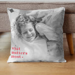 Trendy Foto und was am meisten positiv RedQuote is Kissen<br><div class="desc">Mit unserem exklusiven Trendy Foto & What Matters Most Positive Red Produkte erleben Sie das Wesentliche des Lebens. Mit dieser einzigartigen Kollektion, die moderne Trend nahtlos mit zeitlosen Gefühlen verbindet, verleihen Sie Ihrem Alltag eine positive und stilvolle Atmosphäre. Ob Sie sich selbst behandeln oder einen Liebsten überraschen, unser trendy Foto...</div>