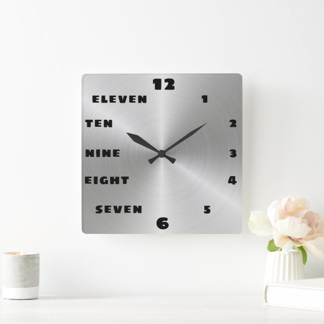 Trendy gebürstetes schwarzes Buchstabenbild aus ge Quadratische Wanduhr (Zuhause)