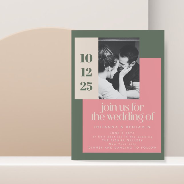 Trendy Geometric Pink and Green Foto Wedding Einladung (Von Creator hochgeladen)