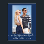 Trendy Getting Married Navy Blue Save the Date Postkarte<br><div class="desc">Moderne moderne Kalligrafie Script Couple Foto Wir werden verheiratet Save the Date Verlobung Ankündigung Postcard - Navy Blue</div>