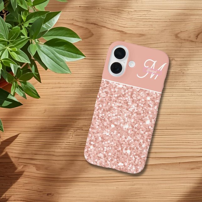trendy girly Soft Blush Sparkle Monogram name iPhone 16 Hülle (Von Creator hochgeladen)