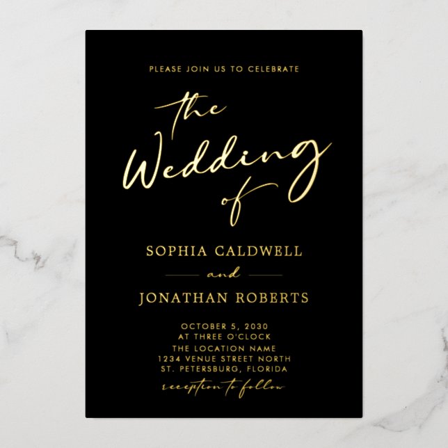 Trendy Gold Calligraphy auf Black Wedding Folieneinladung (Vorderseite)