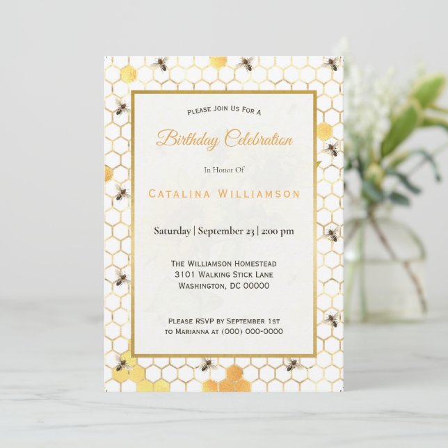 Trendy Gold Honeycomb Bienen Sonnenblumen Geburtst Einladung (Stehend Vorderseite)