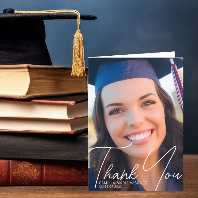 Trendy Graduate Foto White Script Overlay Dankeskarte (Von Creator hochgeladen)