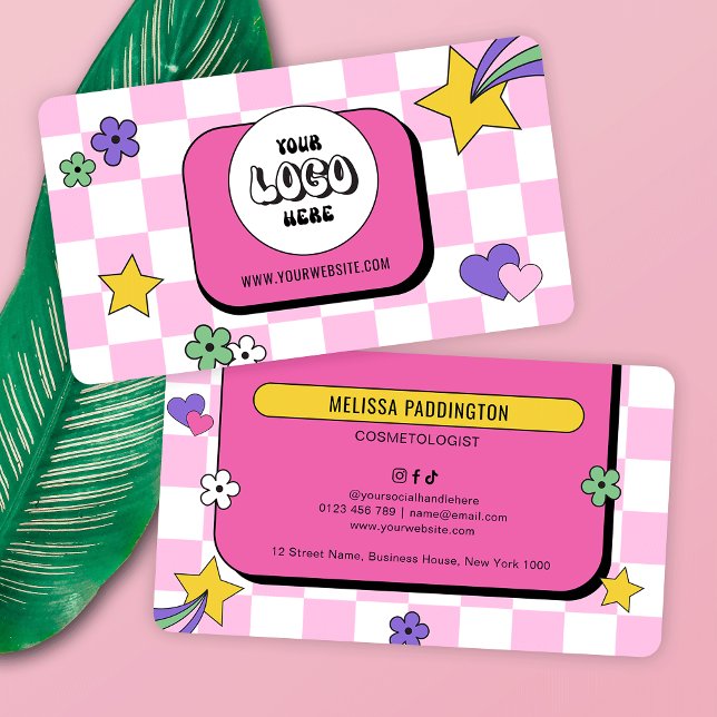Trendy Groovy Logo Retro Pink Lashes Nails Salon Visitenkarte (Trendy groovy pink business cards with retro font and pink checkered background and your logo)