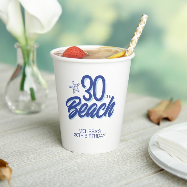 Trendy Hand Drawn Doodle 30 ist ein Strand Geburts Pappbecher (In Situ)