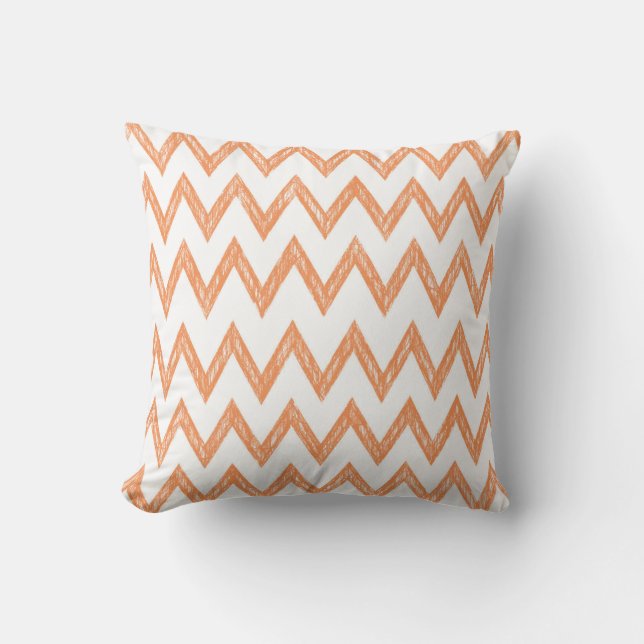 Trendy Hand gezeichnete orange und weiße Zickzack Kissen (Vorderseite)