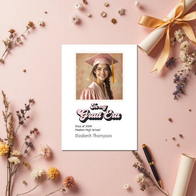 Trendy in My Grad Äa Abschluss Foto Ankündigung (Trendy In My Grad Era Graduation Photo Announcement)