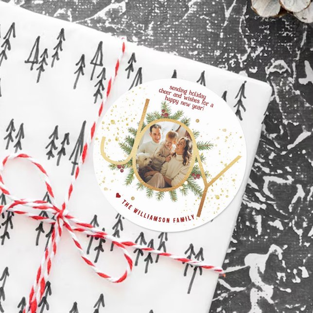 Trendy Joy Pine Boughs Wreath Christmas Photo Runder Aufkleber (Von Creator hochgeladen)