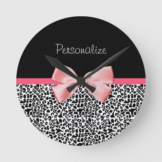 Trendy Leopard Print and Pink Ribbon With Name Runde Wanduhr (Vorderseite)