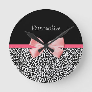 Trendy Leopard Print and Pink Ribbon With Name Runde Wanduhr