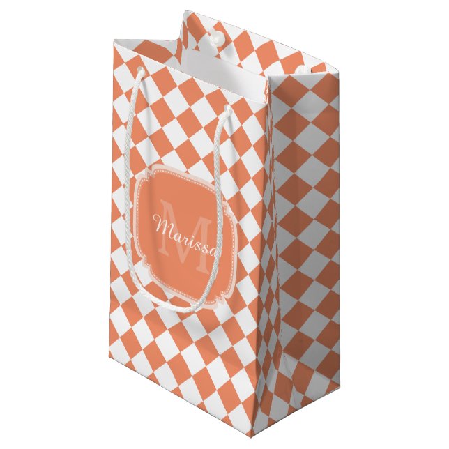 Trendy Light Orange Checkter Mit Monogramm Name Kleine Geschenktüte (Vorderseite Schrägansicht)