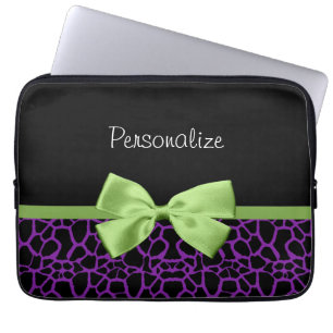 Trendy lila und schwarze Giraffe mit grünem Band Laptopschutzhülle