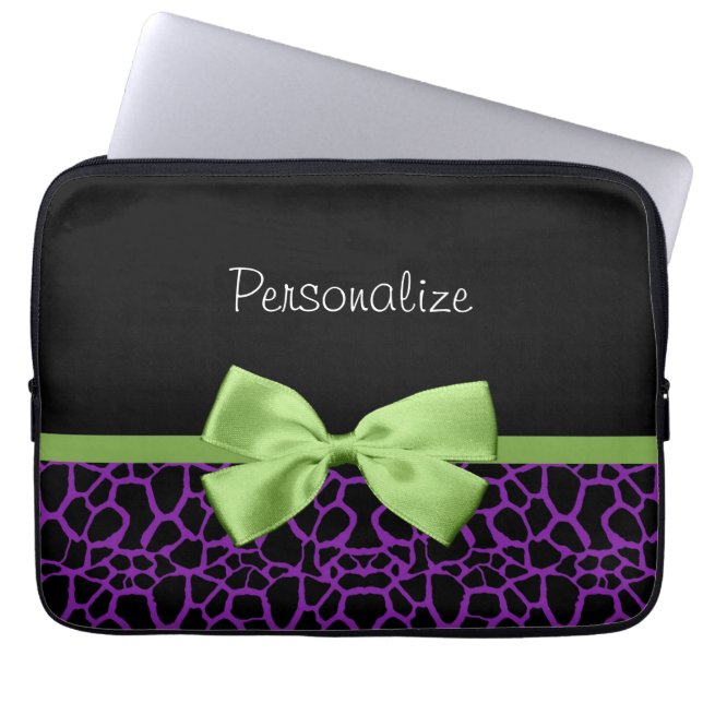 Trendy lila und schwarze Giraffe mit grünem Band Laptopschutzhülle (Vorderseite)